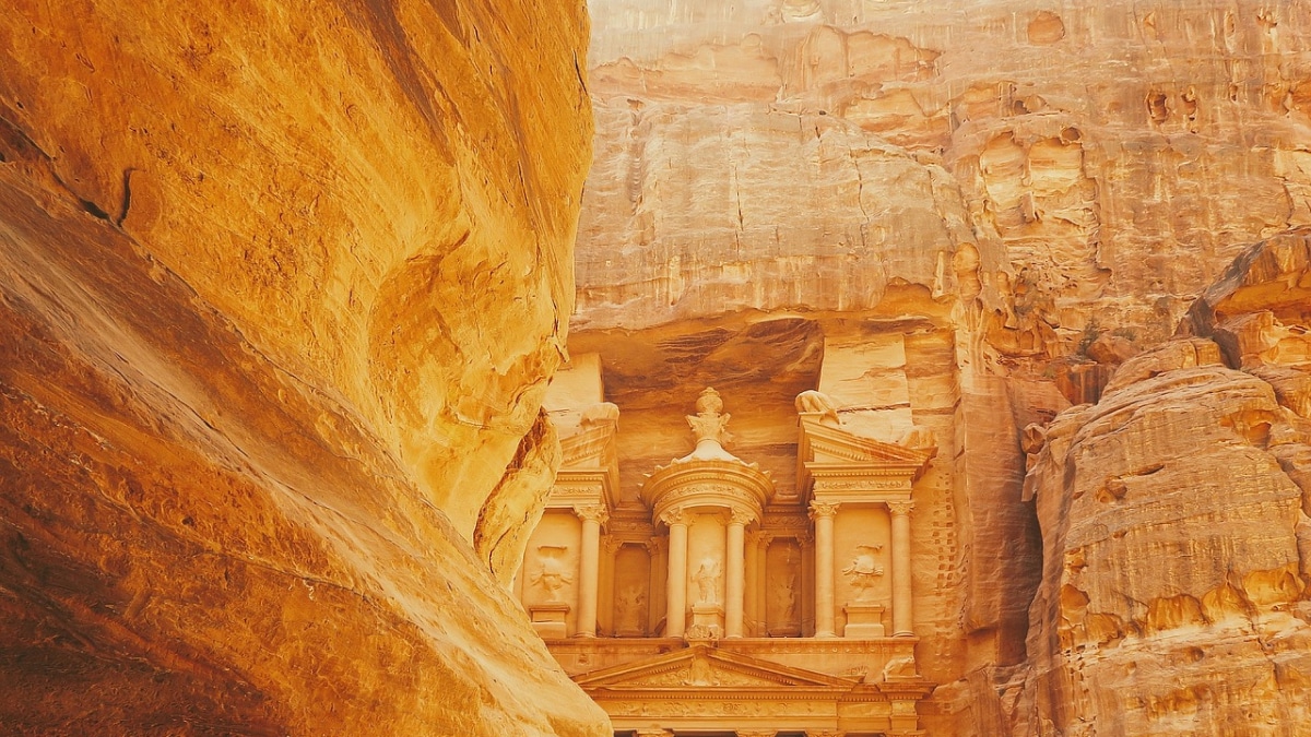 नए अध्ययन से पता चलता है कि ग्रीक मकबरे में संभवतः सिकंदर महान का अंगरखा है