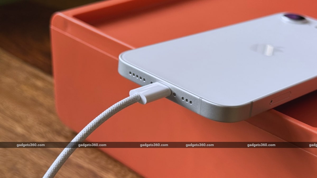 apple iphone 16e battery charging gadgets 360 AppleiPhone16e  Apple